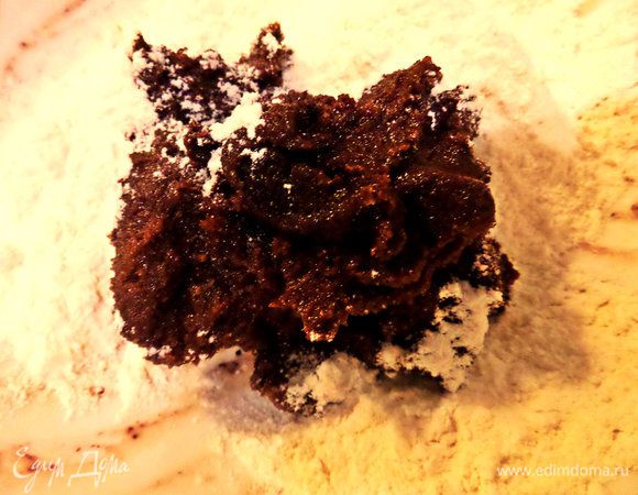 Добавить муку, сколько примет тесто. Может и меньше, чем у меня, так как довольно крутое получилось.