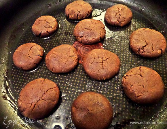 Расплющиваем на манер овсяного печенья. Получается 11 штучек.