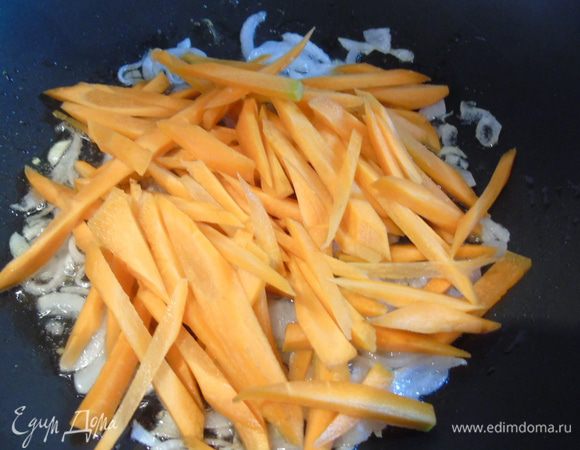 Лук нарезать и обжарить на масле виноградных косточек (если нет, то на обычном растительном), следить, чтобы лук ароматизировал масло, но не пригорел. Добавить нарезанную морковь. Влить пару ложек бульона, где варилось мясо, и дать моркови потушится пару минут. Добавить зиру, барбарис и изюм. Рис отварить.