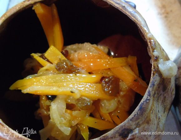 В горшочек закладываем мясо, зажарку и сверху рис, ни в коем случае не трамбуя. Рис будет отдавать лишнюю влагу, а мясо нагреваясь пропитывать своим ароматом.