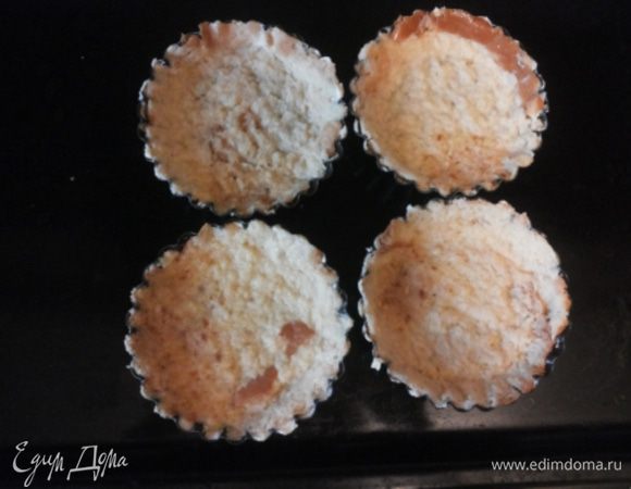 Формочки для кексов хорошо смазываем сливочным маслом. Духовку разогреваем до 200 градусов. Яйца с молоком, солью, перцем, зеленью (у меня сушеный базилик) немного взбить венчиком. Окунаем в получившуюся смесь кусочки батона и пальцами распределяем в формочках. У меня на одну формочку уходит 1,5 кусочка батона. Получившиеся корзиночки запекаем до румяности в духовке минут 10.