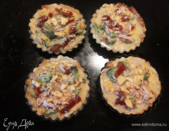 Начинку выливаем в зарумяненные корзиночки и выпекаем в духовке еще минут 10-15 до румяного цвета. Даем чуть-чуть остыть и вынимаем из формочек, если они были хорошо смазаны маслом, то корзиночки легко вынимаются.