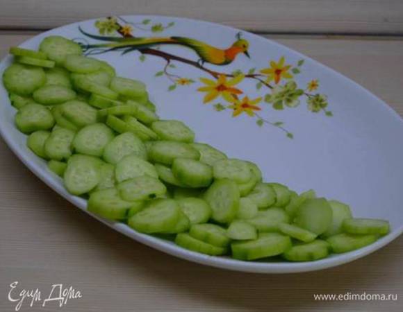 Огурцы чистим, нарезаем кольцами.