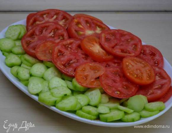 Помидоры режем кольцами или полукольцами. Хотя можно и дольками (если салат будете перемешивать, а не на выкладывать на блюдо).

