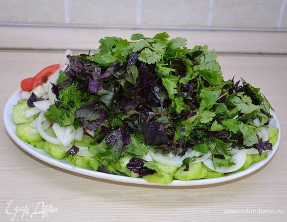 Зелень режем или рвем, добавляем к нарезанным овощам.