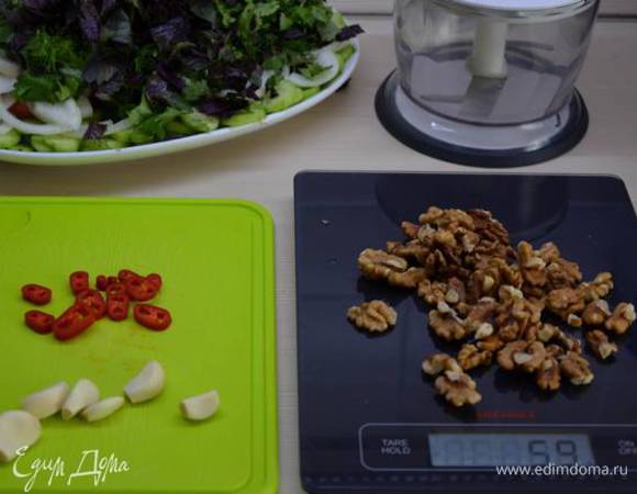 Орехи, острый перец, чеснок, соль перемешиваем в блендере.
