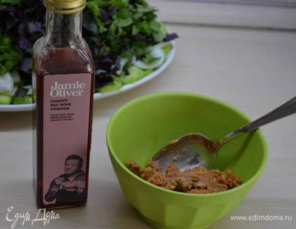 Получившуюся массу перекладываем в миску, добавляем винный уксус, перемешиваем.