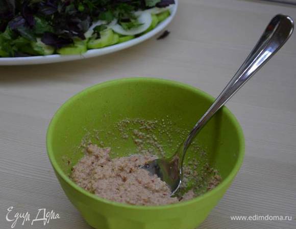 Разбавляем водой и мешаем до густоты сметаны. Смотрим, чтобы заправка не была очень густой, т.к. нам нужно полить салат.