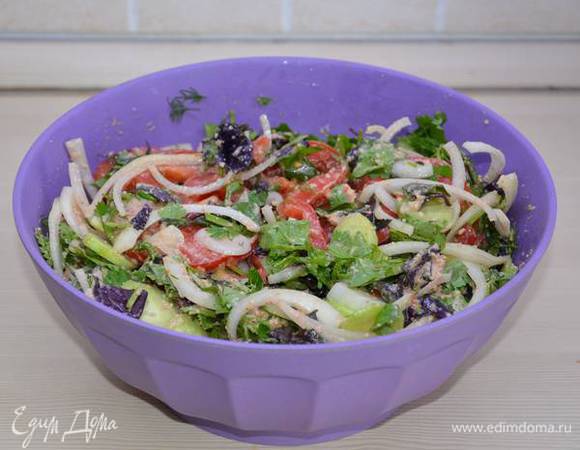 Поливаем заправкой овощи, перемешиваем. Салат готов!