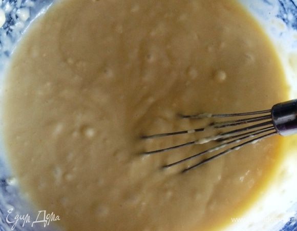 Яйца взбиваем с сахаром, добавляем щепотку соли, разрыхлитель, йогурт.
Все хорошо взбиваем до пышной массы.
Добавить растопленное сливочное масло.
Просеиваем муку и добавляем в полученную массу. Тщательно перемешиваем.