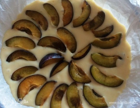 Сливы разрезаем на дольки, укладываем сверху. 