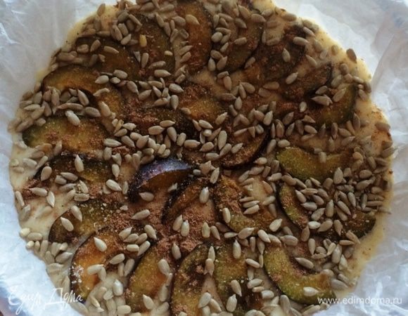 Посыпаем сахаром, корицей и при желании подсолнечными семечками.