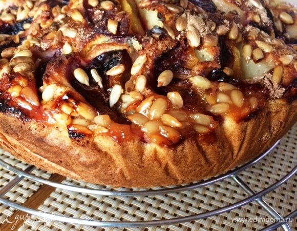 Выпекаем пирог в духовке, разогретой до 180 градусов минут 40-50 (ориентируемся по своей духовке). 
Остужаем на решетке и угощаем своих близких.