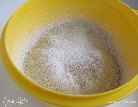 Пшеничную и ржаную муку просеять в миску. Добавить сухие дрожжи, соль и сахар. Все перемешать.