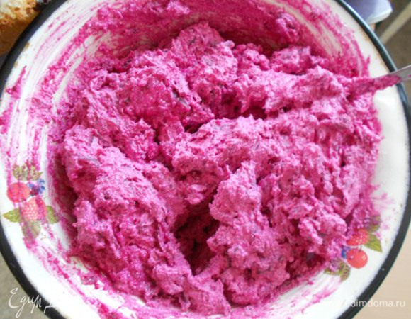 Растираем творог с яйцами, смешиваем с натертой на средней терке вареной свеклой, добавляем манку, соль, сахар, перемешиваем, оставляем на некоторое время (минут 30-40).
Если сырники будут сладкими, добавляем побольше сахара и подаем со сметаной и медом, вареньем; если соус будет майонезный с зеленью, то, соответственно, в творожную массу добавляем больше соли и специй (можно добавить зелень).