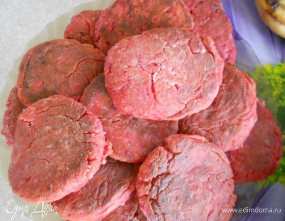 Формуем сырники (при помощи столовой ложки), выкладываем на тарелку с мукой, руками обсыпаем, делаем лепешечки и жарим с 2-х сторон, выкладывая на сковороду с раскаленным растительным маслом.