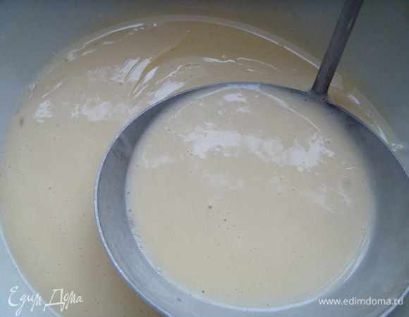 Завести тесто. Яйца взбить с сахаром и солью, добавить соду и часть муки. Вымешать. Ввести 2/3 кефира, оставшуюся муку. Замешать тесто плотнее, чем на блины и развести оставшимся кефиром. Если тесто густое ввести немного сырной сыворотки или кипятка. Добавить раст. масло.
ps.:количество муки дается приблизительное*