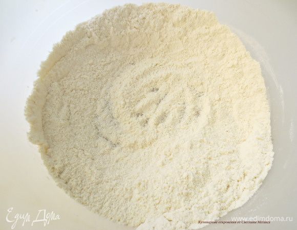 Добавить сахар, соль и перемешать.