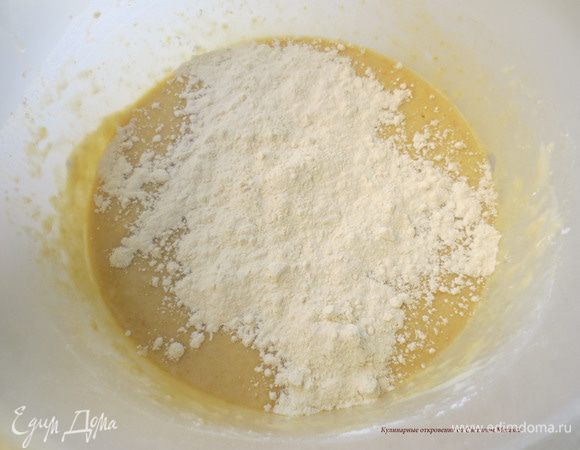 Перемешать, при необходимости добавить муку.