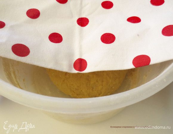 Замесить гладкое тесто, накрыть его полотенцем и оставить на 45 минут.