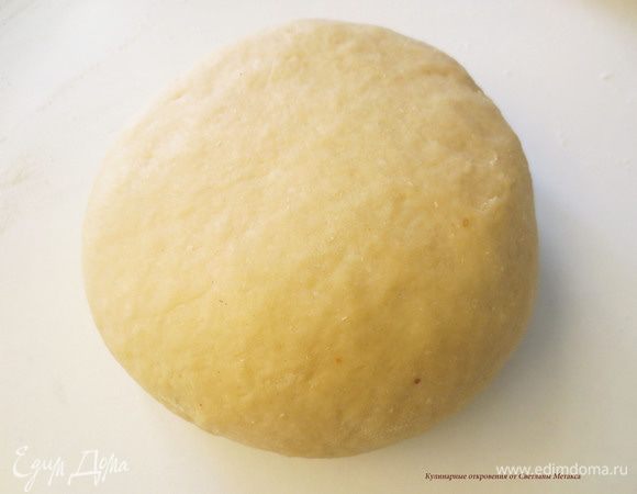 Затем выложить тесто на рабочую поверхность, которую слегка присыпать мукой.