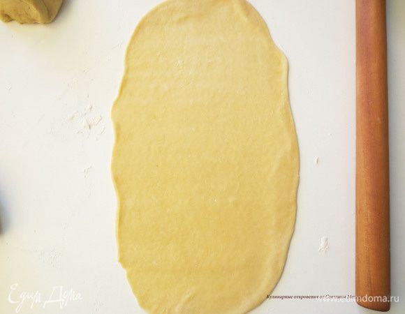 Разделить тесто на 6-8 одинаковых частей. Из каждой прямоугольную(овальную) лепешку.