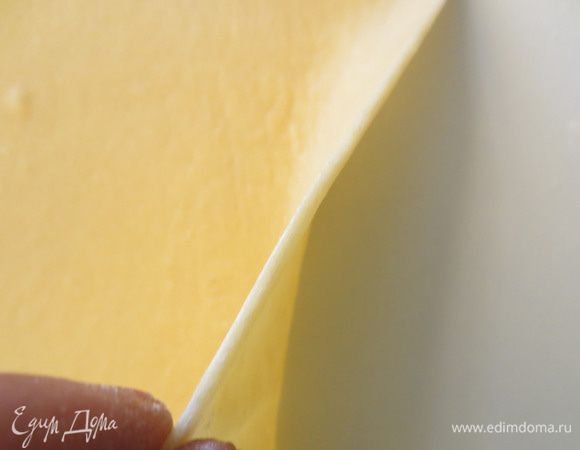 После этого я еще раскатывала. Ширина лепешки должна быть 25 см, длина 40-50 см, толщина 1.5 мм, а лучше тоньше.