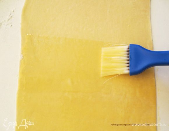 Заранее растопить сливочное масло, смазать поверхность лепешки. В оригинале рецепта масло не растапливают, а просто мягким маслом смазывают лепешку