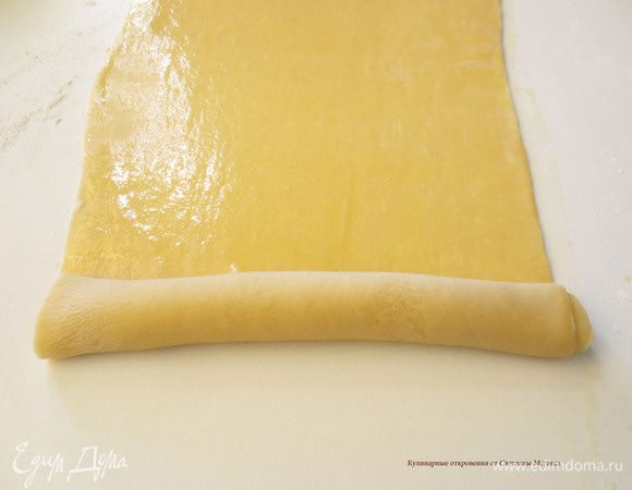 После того, как лепешку смазали, начинаем сворачивать ее рулет.