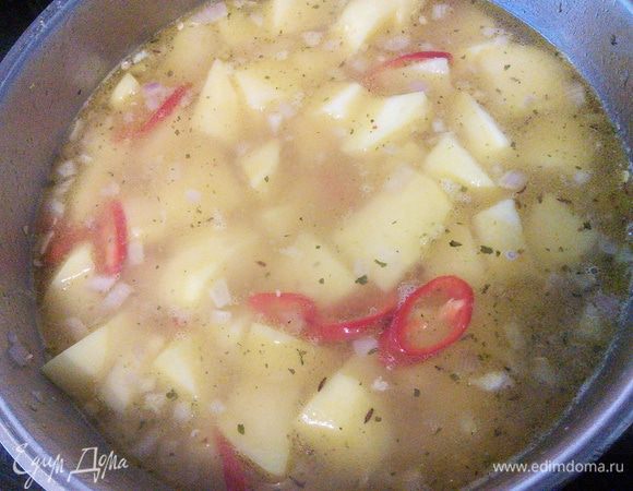 Залить овощным бульоном, посолить, поперчить, варить 15-20 мин до готовности картофеля. 