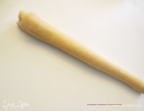 Теперь руками раскатать его, слегка вытягивая в стороны. Длины рулета должна увеличится на 20 см.