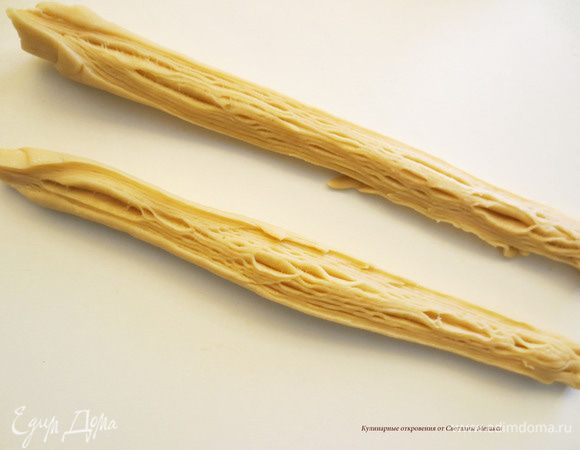 Разрезать рулет по всей длине.