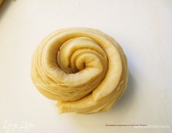 Формочки, если они не силиконовые, смазать маслом. Свернуть полоски вот таким образом, чтобы разрезанная внутренняя часть полосок была наружу, тогда рисунок слоев в готовом изделии будет виден четче. А также можно полоски завязать в узел.