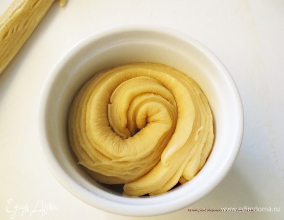 Формочки, если они не силиконовые, смазать маслом и переложить в них тесто. Оставить на 10-15 минут.