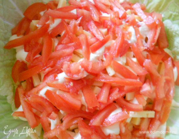Следующим слоем выкладываем свежий помидор (семена вытащила, резала только мякоть).
Все ингредиенты нарезаем соломкой. 