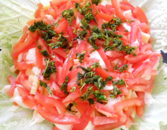 Украсить салат укропом и майонезом.
Майонез выложить в пакет и надрезать маленький уголок, полить салат тонкой струйкой.
Все, приятного аппетита!
P. S. Делала этот салат с куриной грудкой отварной, ничуть не хуже получилось, даже, можно сказать, диетический вариант получился).
