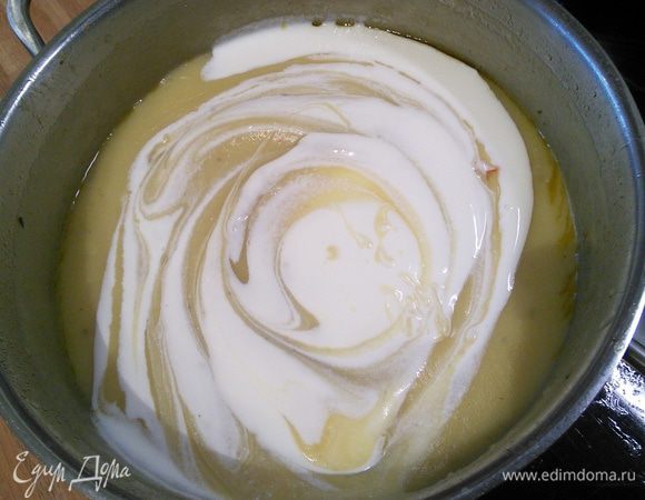 1/4 от общего количества будущего супа отложить в сторону. Остальное пюрировать погружным блендером. Добавить сметану, отрегулировать густоту (если нужно, долить горячего бульона или воды), за надобностью посолить и поперчить еще раз. 