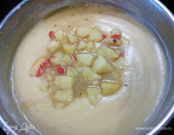 Вмешать кусочки картофеля, отложенные в сторону. 