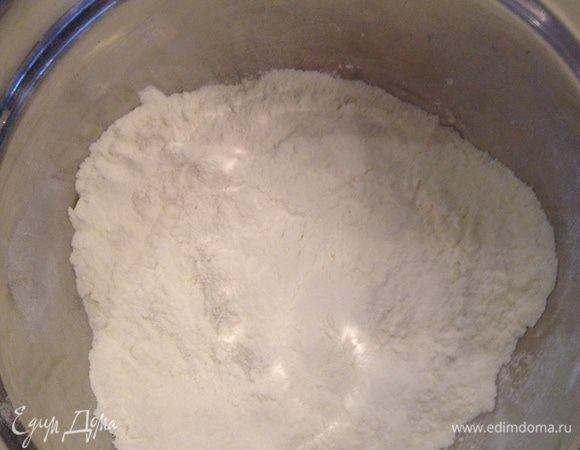 Смешать сухие продукты.