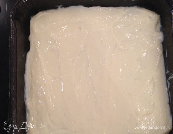 Тесто получится жидковатым. Перелить тесто в небольшую форму (силиконовую или покрытую пекарской бумагой). 