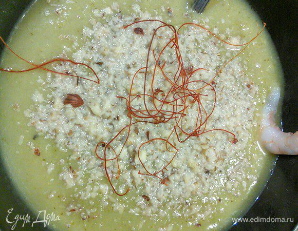 В это же время варился и мой суп из сельдерея, брокколи и зелёного горошка. Посылала молотыми орешками. 