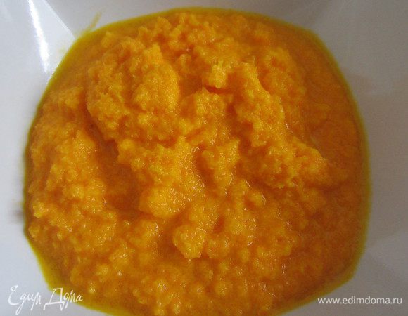 С помощью блендера взбить морковь, сок и подсолнечное масло. 