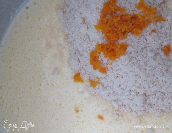 Взбить яйца с сахарной пудрой, добавить миндальную муку, апельсиновую цедру, соль. Все хорошо перемешать.