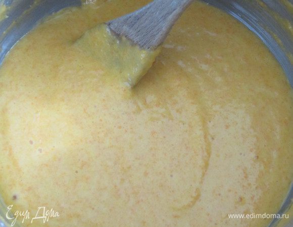 Добавить морковный крем и просеянную муку с разрыхлителем.