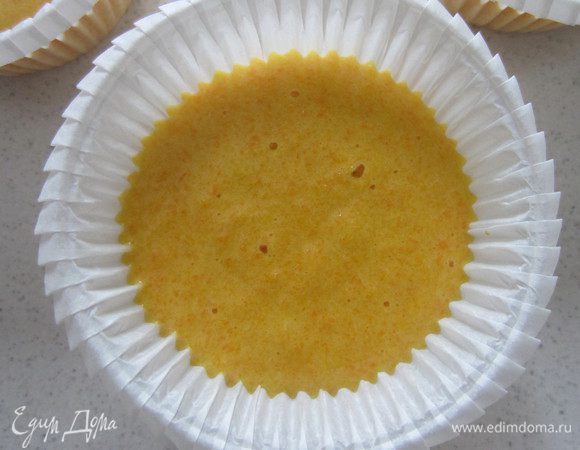 Получившееся тесто разложить по формочкам и выпекать в духовке около 20 минут при t 180 градусов.
