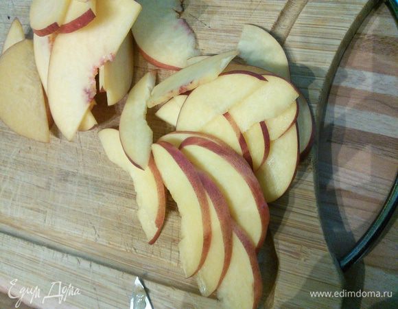 Нектарины порезать на очень тонкие пластины. 