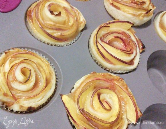 Выпекать, соблюдая указание на упаковке. Остывшие пирожные посыпать сахарной пудрой. 