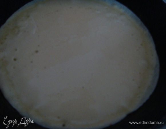 На раскаленную блинную сковороду вылить тесто( в зависимости от диаметра вашей сковороды, у меня ~21 см, мне хватает 2-3 ст.ложек)