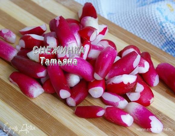Редис хорошо моем, удаляем всё лишнее. Если редис крупный, то лучше разрезать на части. 