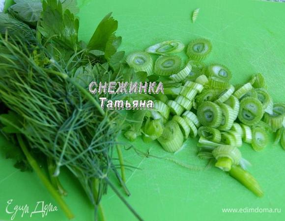 Подготовим зелень. Лук зелёный используем толстый, ту часть, которая более белая. Промываем, просушиваем, нарезаем колечками. Всю остальную зелень моем, просушиваем на бумажном полотенце.